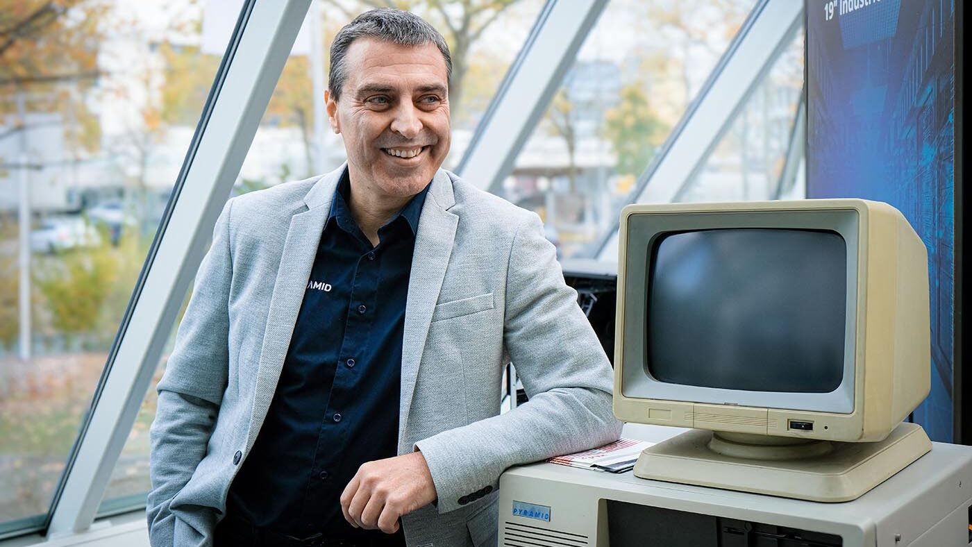 Peter Trosien, Geschäftsführer der PyramidComputer GmbH, mit einem Pyramid-PC aus den späten 80er Jahren